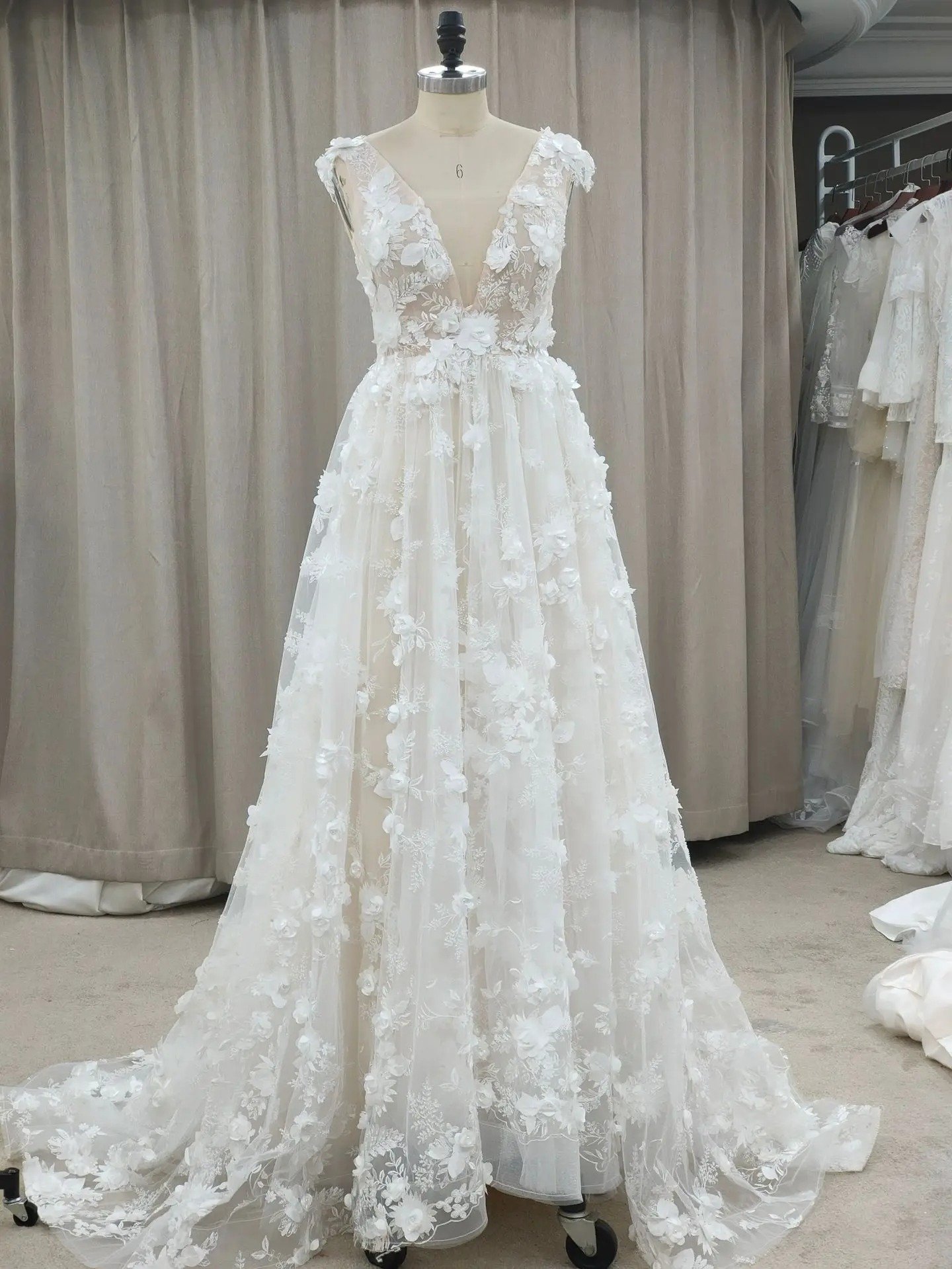 Women's White Lace Wedding Dress - Image 8