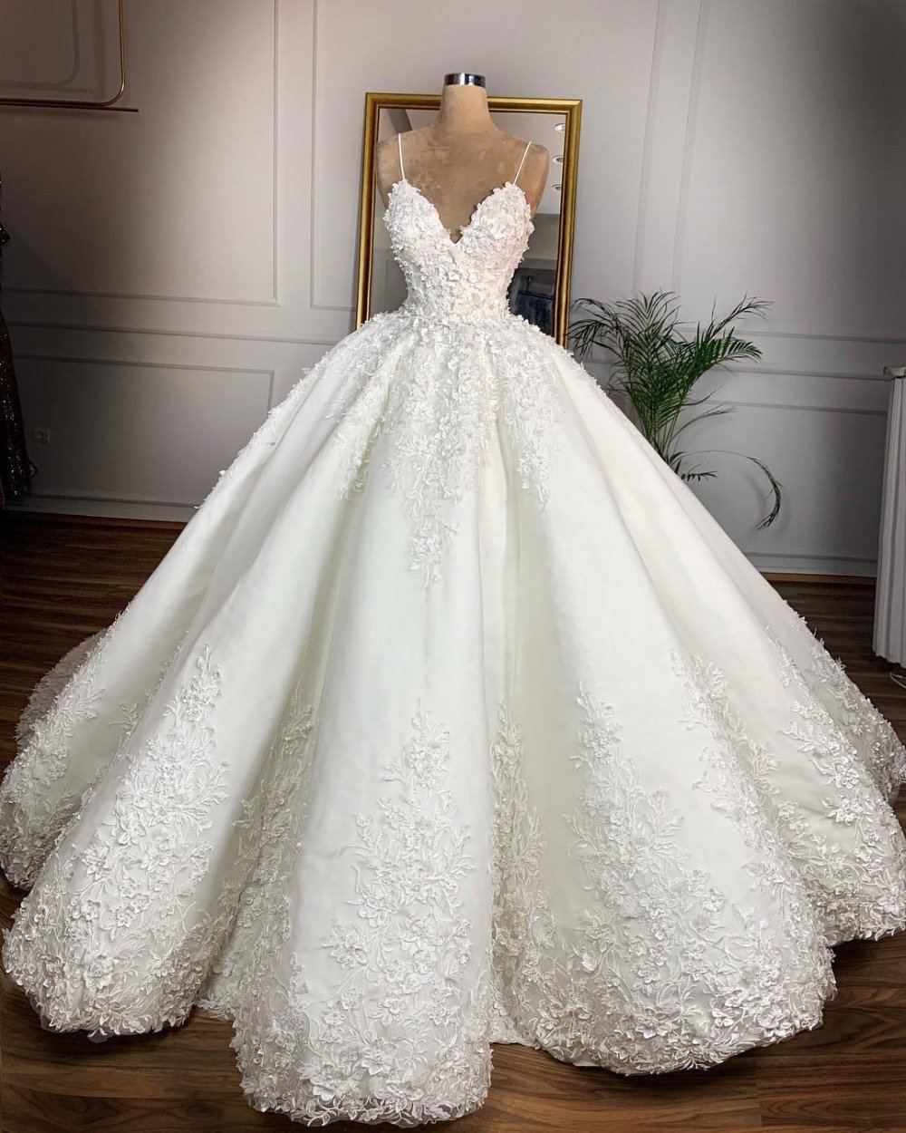 Deep V-neck Sexy Lace Floor-length Wedding Dress Romantic Aura Dignified Wedding Banquet Welcome New Spring - Image 9